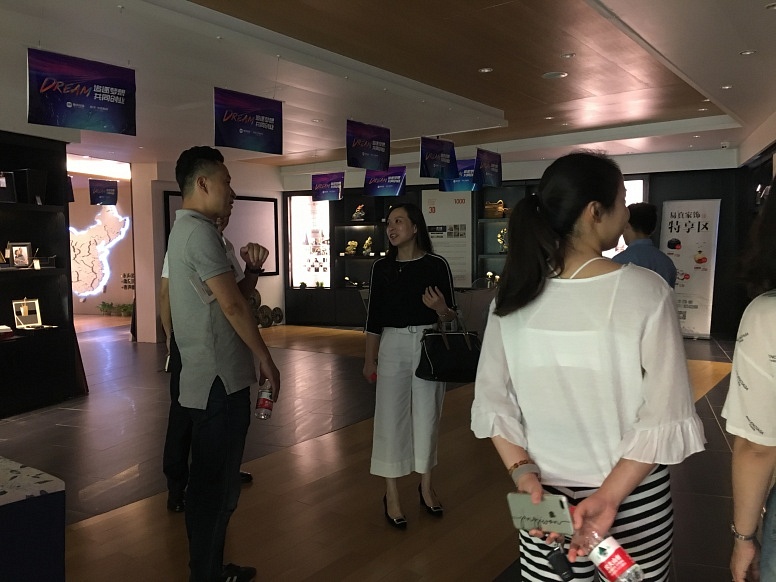 湯部長與董委員參觀鼎美產品展示區